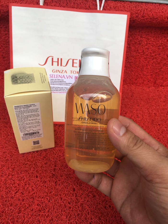 Gel rửa mặt sánh mịn Shiseido Waso Quick Gentle Cleanser giúp loại bỏ bụi bẩn và lớp trang điểm trên da một cách dịu nhẹ, kết hợp cùng công công thức có chứa mật ong và sữa ong chúa giúp duy trì độ ẩm hoàn hảo cho da.